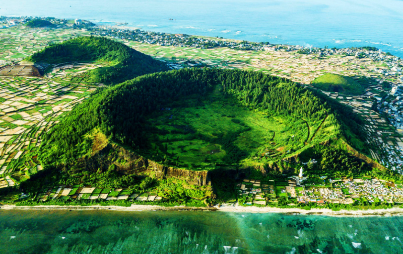 從高空俯瞰氣勢磅礴的錢井山峰全景。