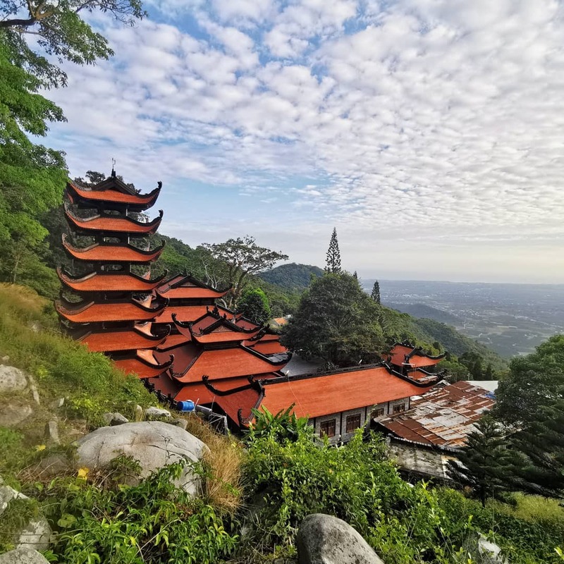此處坐落著由三座大型寺廟組成的建築群，位於山頂之上