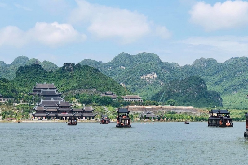 乘船前往參觀三祝寺
