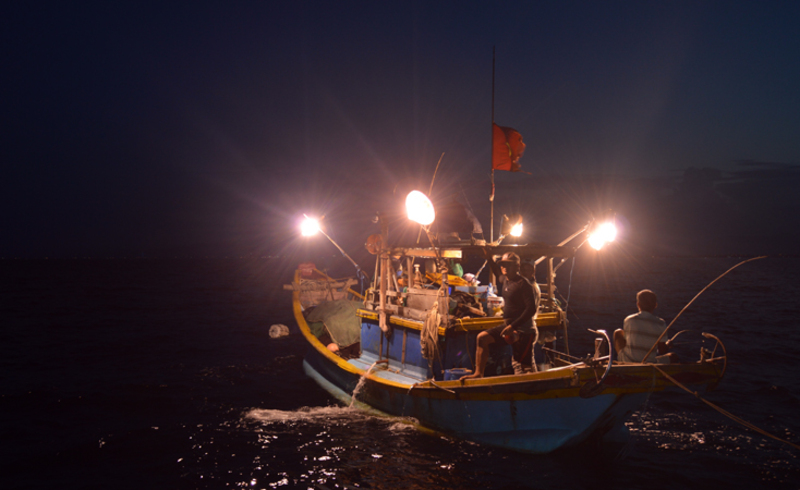 與李山島漁民一同體驗夜釣魷魚的樂趣。