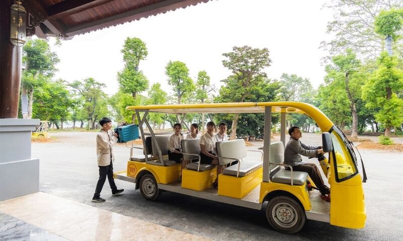 搭乘電動車遊覽三祝寺