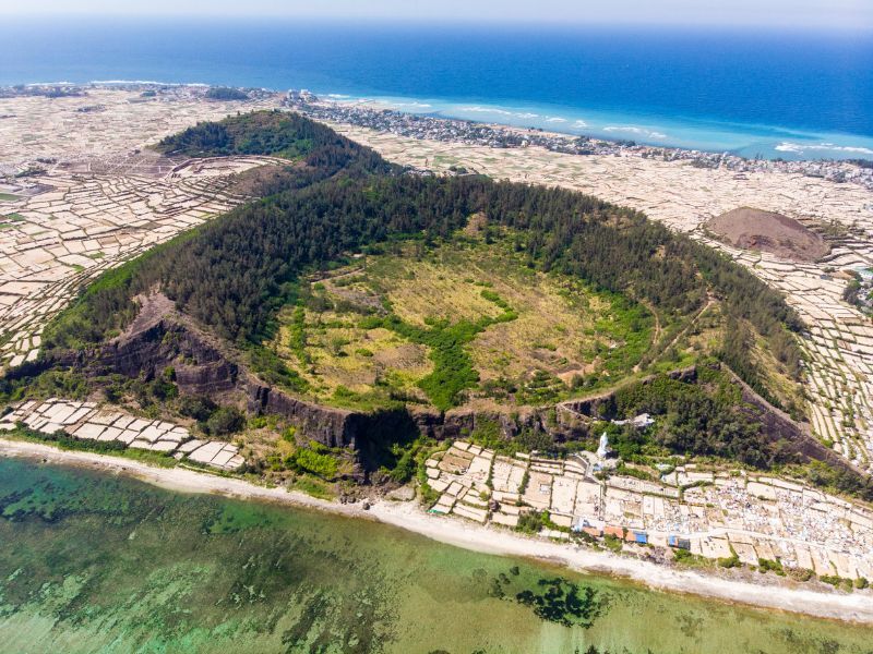 島上那座沉睡了百萬年的火山，成為李山島極具象徵性的畫面。