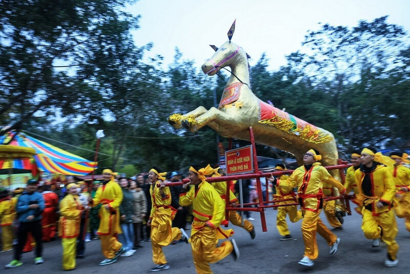 參加河內聖宗會（聖雄會），深入了解越南傳統文化。