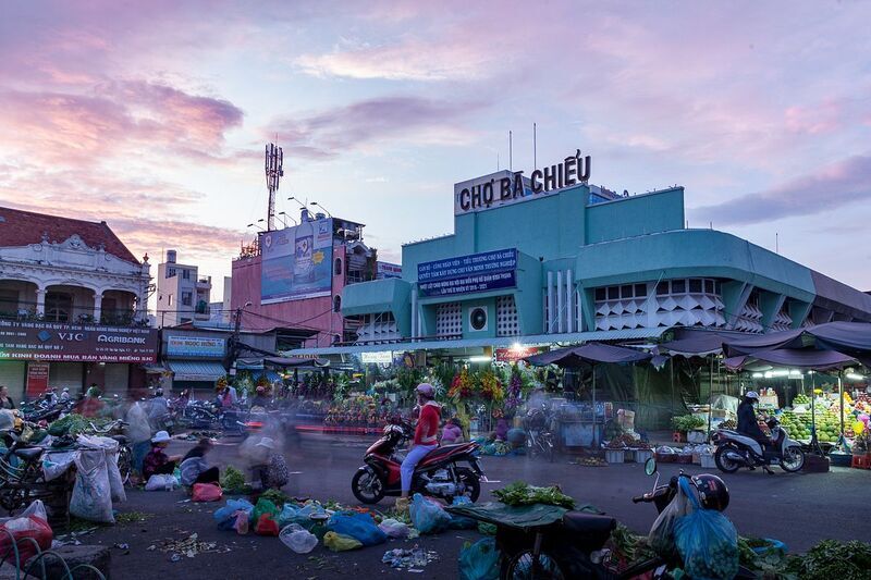 探索當地市場—巴知市場。