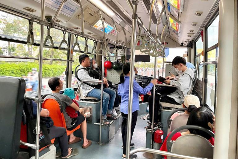 公車雖然價格便宜，但對外國旅客而言便利性較低。