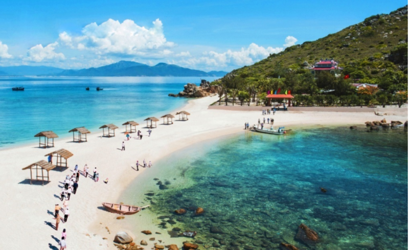 在芽莊的海灘上欣賞新年美景，享受迷人的節慶氛圍。