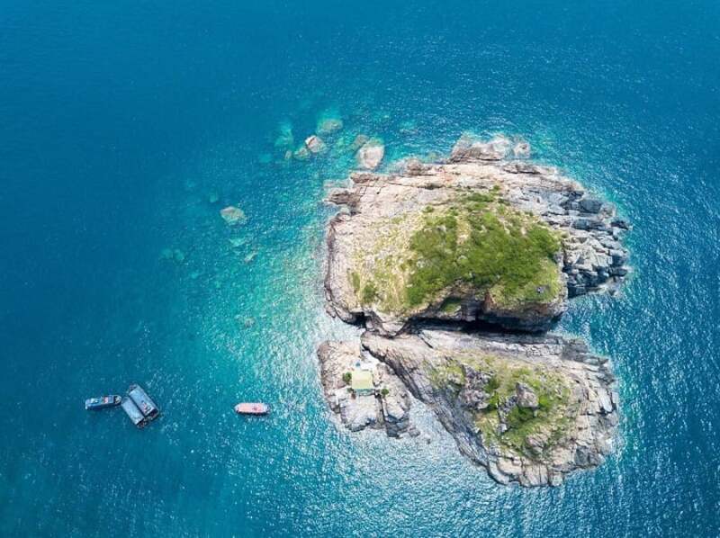 黑島地理位置優越，是一幅色彩和諧的自然畫作。