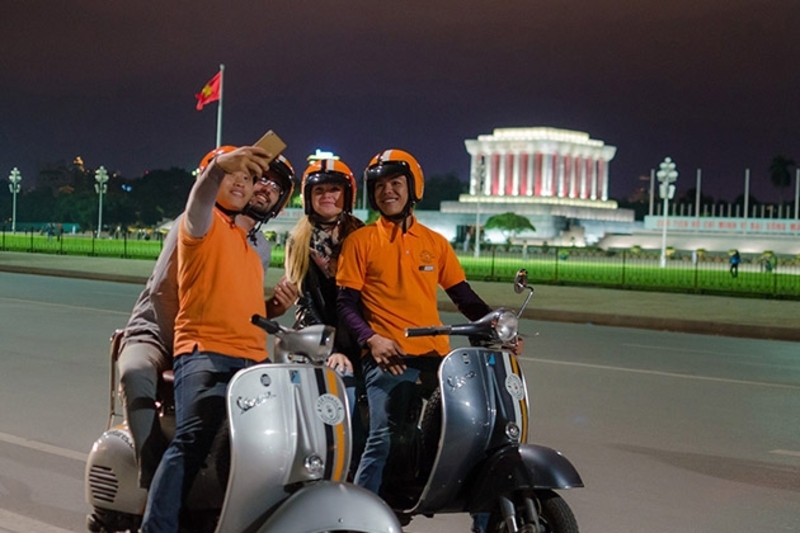 搭乘 Vespa 機車之旅，騎著摩托車探索河內的大街小巷。