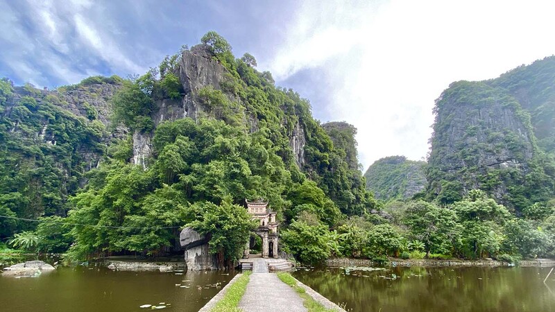 碧洞寺靜靜地坐落於群山環抱之中。