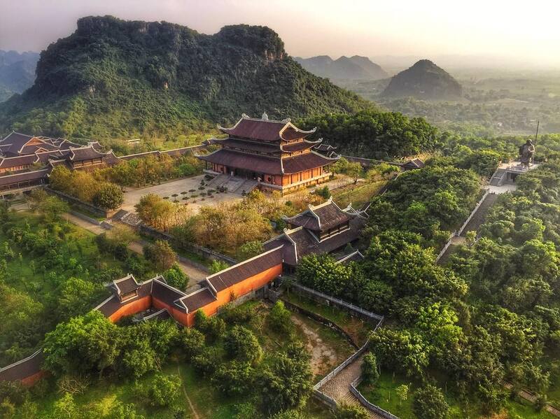 拜頂寺全景與宏偉建築。