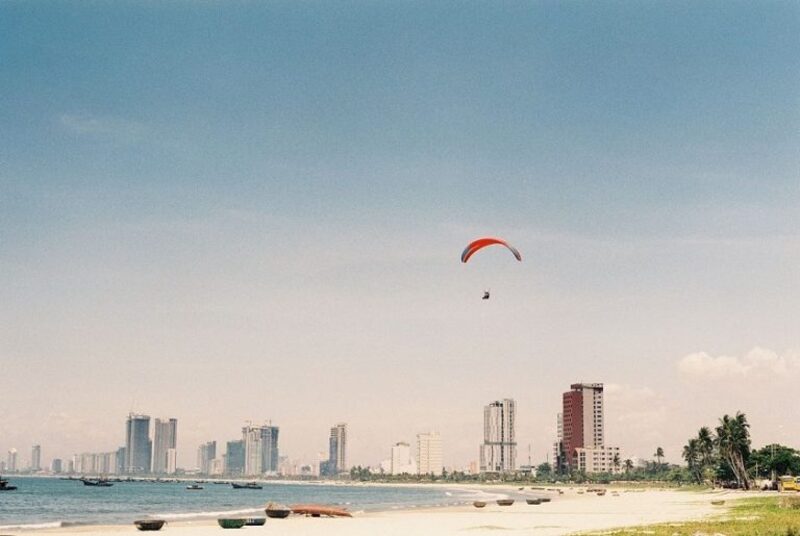 在峴港的天空中，不難看見滑翔傘的身影
