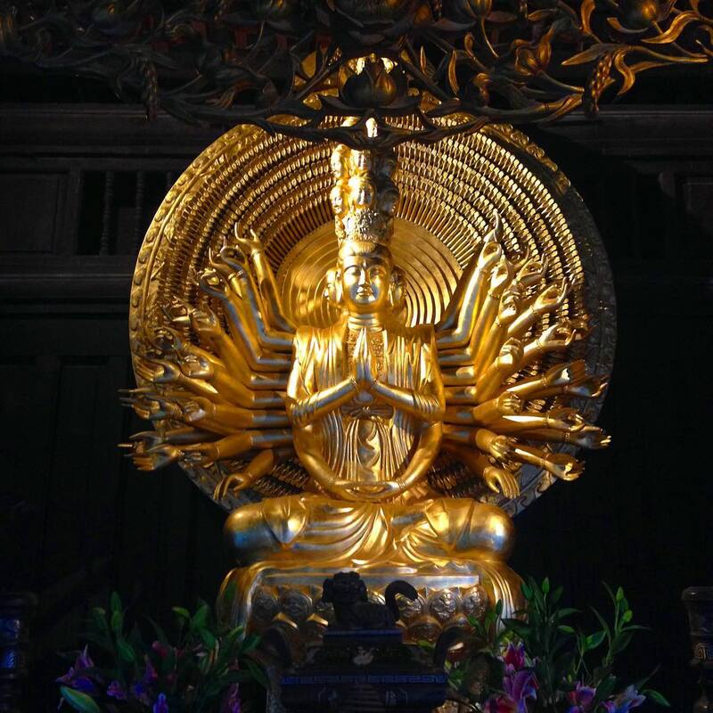 莊嚴供奉千手觀音佛像。