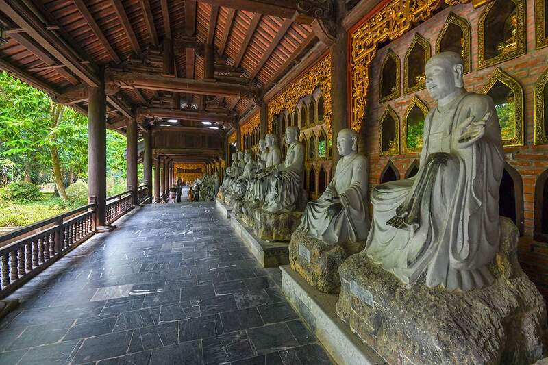 亞洲最長的羅漢長廊位於拜頂寺。
