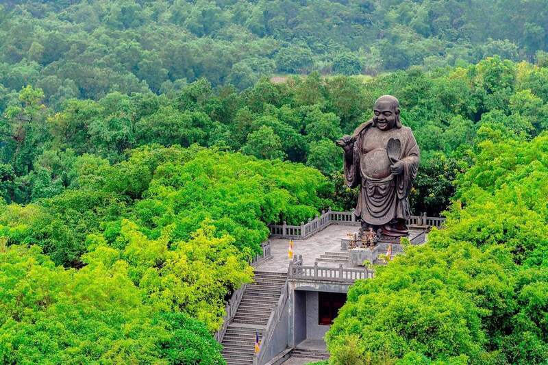 遊客常來此祈願美好未來，並向彌勒佛的慈悲誓願致敬。