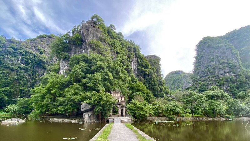 碧洞寺依山而建，四周群山環繞。