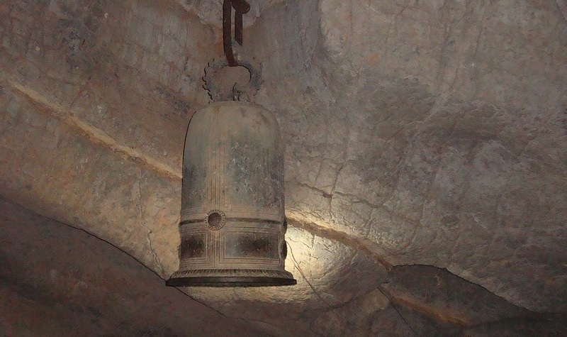 由兩位高僧智堅與智體於1707年鑄造的銅鐘，至今仍懸掛在暗洞入口處。